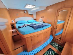 查龙Private Catamaran Yacht charter in Phuket by YACHTALE的船中间的床