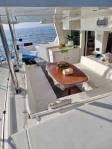 查龙Private Catamaran Yacht charter in Phuket by YACHTALE的船后座的桌子