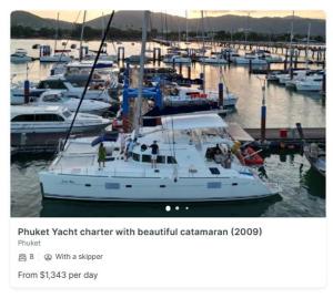 查龙Private Catamaran Yacht charter in Phuket by YACHTALE的船上的人在码头停靠