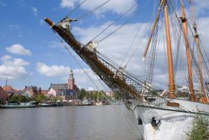 里尔哈芬斯佩切尔酒店的船停靠在城市河流中的帆船