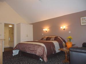 瑟斯克老橡树酒店的一间卧室配有一张床和一张沙发
