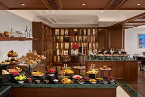 伊斯坦布尔伊斯坦布尔博斯普鲁斯海峡丽思卡尔顿酒店的在一家提供多种不同食物的酒店享用自助餐
