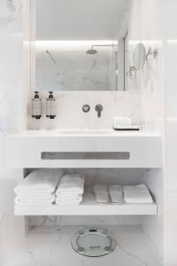 雅典Luwian Athens Boutique Hotel的白色的浴室设有水槽和镜子
