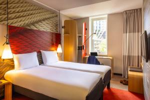 鹿特丹鹿特丹市中心宜必思酒店的一间设有大床和窗户的酒店客房
