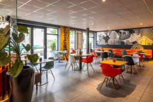 鹿特丹鹿特丹市中心宜必思酒店的自助餐厅内带桌椅的餐厅