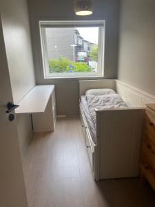 索拉Cozy apartment near Stavanger Airport的一间小卧室,配有床和窗户