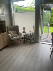 索拉Cozy apartment near Stavanger Airport的客厅配有椅子和窗户