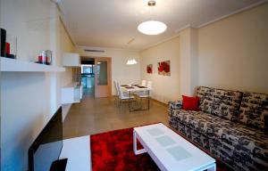 德尼亚Las Flores Apartment的客厅配有沙发和桌子
