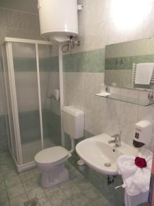 普图伊Motel Majolka的一间带卫生间和水槽的浴室