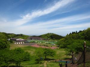 名取市Hotel Tetora Resort SendaiIwanuma - Vacation STAY 00346v的享有树木和建筑公园的景色