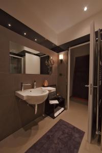 布林迪西真特豪华住宿加早餐旅馆的浴室配有白色水槽和淋浴。