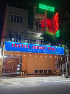 顺安Minh Thư Hotel的夜间点亮酒店