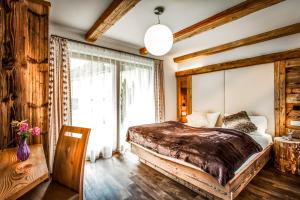圣维吉利奥Alpine Mountain Chalet的一间卧室设有一张床和一个大窗户