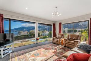 皇后镇Frankton Arm Vista - Queenstown Holiday Home的享有山景的客厅