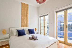 悉尼3 Bedroom House Ideal for Family - Ultimo的卧室配有带蓝色枕头的大型白色床