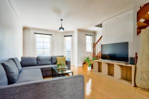 悉尼3 Bedroom House Ideal for Family - Ultimo的带沙发和电视的客厅