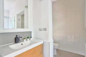 悉尼2 Bedroom Family Friendly Ultimo Near the Centre 2 E-Bikes Included的白色的浴室设有水槽和卫生间。