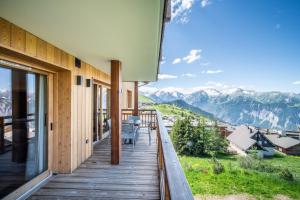 拉普德兹Residence Hameau de Clotaire Alpe d'Huez - by EMERALD STAY的山景阳台