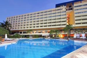 圣多明各Dominican Fiesta Hotel的大楼前设有大型游泳池的酒店