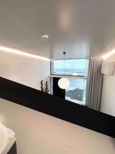 莫斯克内斯High end sea cabins at Å in Lofoten的卧室设有海景大窗户