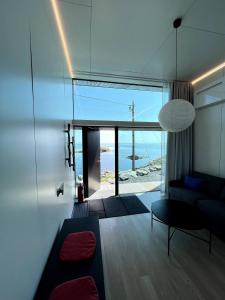 莫斯克内斯High end sea cabins at Å in Lofoten的海景客厅