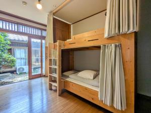 奈良Yuzan Guesthouse的一张大木床