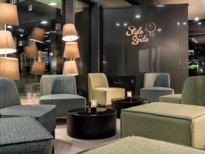 斯图加特ibis Styles Stuttgart Vaihingen的商店里摆放着桌椅,标牌上写着咬人俱乐部