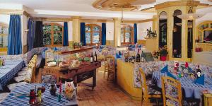 布列瑟农瓦尔德海姆美景宫酒店的餐厅配有沙发和桌椅