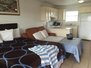 伊莎贝尔港岛港旅馆的小房间设有床和厨房