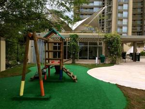 圣玛尔塔Apartamento - Condominio Zazué的绿色草坪上带滑梯的游乐场