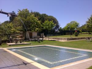San Miguel de Valero奎拉马山脉酒店的公园内一个带喷泉的游泳池