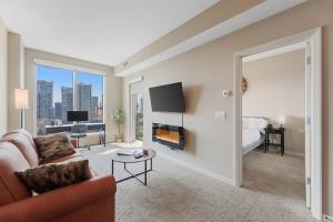 卡尔加里Heart of Downtown Calgary Spacious Luxury Condo with Stunning Views and Premium Amenities的带沙发和壁炉的客厅