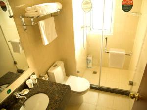 合肥格林豪泰安徽省合肥市汴河路园上园快捷酒店的浴室配有卫生间水槽和淋浴。