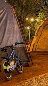 AyvacıkVamos Camping的一辆自行车停在帐篷旁边