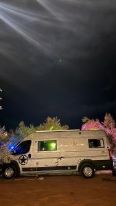 AyvacıkVamos Camping的一辆银车在晚上停在停车场