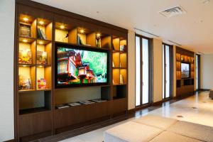 大阪京阪天满桥酒店的客厅设有壁挂式平面电视。