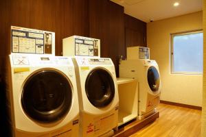 大阪京阪天满桥酒店的洗衣房内的2台洗衣机和烘干机