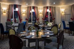 唐克斯特唐克斯特中心丹浓美居酒店的用餐室设有桌椅和窗户。