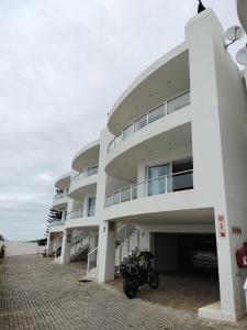 杰弗里湾Holiday Home With Sea Views的停在大楼前的摩托车