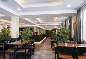 萨永瑞莱斯德拉沙瓦斯酒店的一间带桌椅和柜台的餐厅