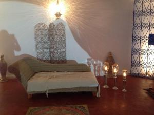 比塞大Dar Salama的铺有木地板的客房,配有椅子和蜡烛