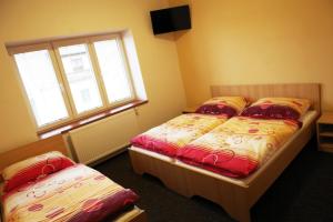 利托米什尔Penzion Taurus的一间卧室设有两张床和窗户。