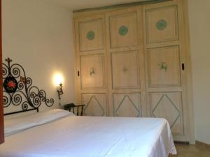 斯廷蒂诺Appartamento Caty的卧室配有白色的床和大衣柜。