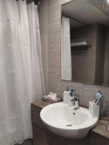 阿布扎比Jupiter Saadiyat Beach New York Abu Dhabi university Studio Apartment的浴室设有白色水槽和镜子