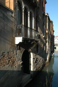 威尼斯阿尔蓬特默西尼果酒店的运河边带阳台的建筑