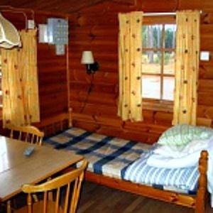 穆尔舍姆尔斯吉营地酒店的小木屋设有床和窗户