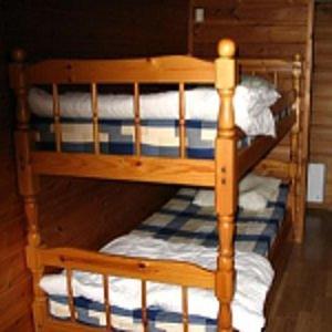 穆尔舍姆尔斯吉营地酒店的客房内的一张双层床