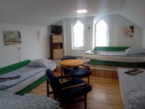 库多瓦-兹德鲁伊Willa Dunajec的一间设有两张床和一张桌子及椅子的房间