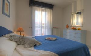 雷卡纳蒂港Residence I Giardini Del Conero的睡在床上的泰迪熊