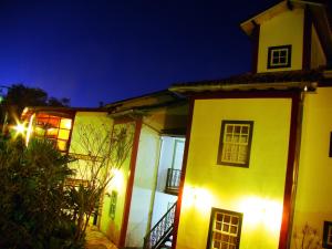 拉夫拉斯诺瓦斯Pousada Villa Verde的一间晚上有灯的白色房子